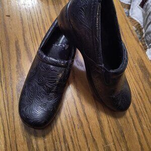 N W O B Women's Beartraps Embossed Shoes Black with Memory Foam 9.5